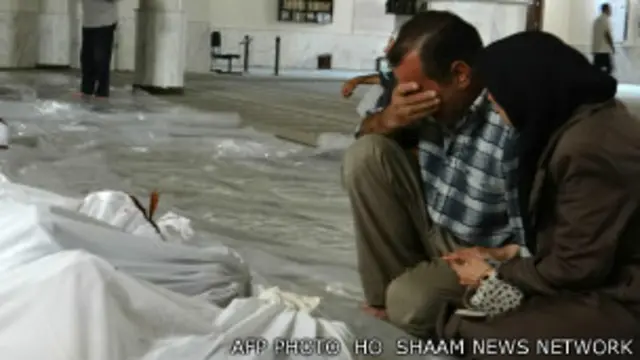 敘利亞大馬士革市郊古塔一對夫婦在懷疑遭化武襲擊死亡的親屬遺體前痛哭（22/8/2013）