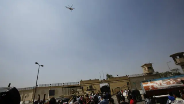 У стен тюрьмы Тора в Каире