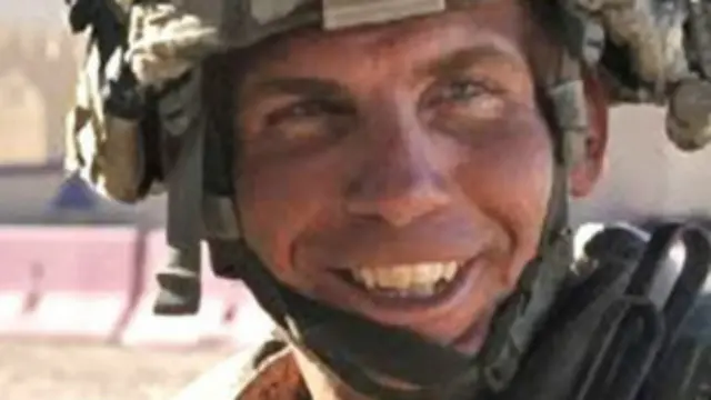 د رابرټ بېلز او مېرمنې تر منځ یې یوه ثبت شوې ټیلیفوني مکالمه ښيي، چې افغانستان کې د وژنې په باب یې په خندا خبرې کولې.
پوځي څارنوالان