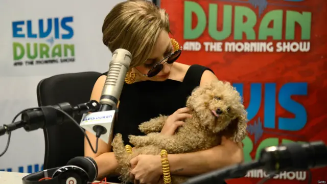 न्यूयॉर्क में लेडी गागा अपने कुत्ते फॉजी के साथ 'एल्विस ड्यूरन एंड दि जी-100 मार्निंग शो' में शामिल हुईं.