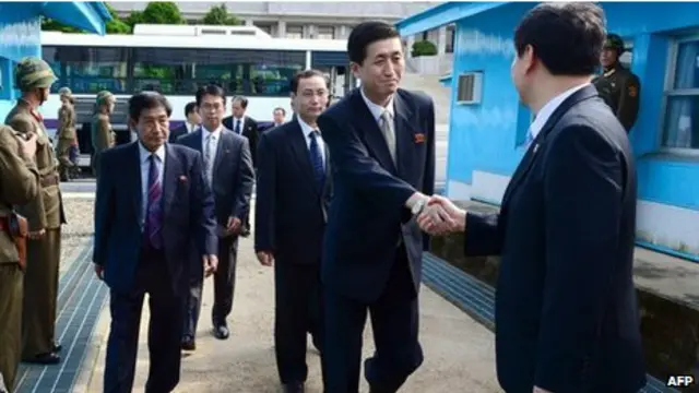 सीमा पर स्थित पानमुंजोम गांव में रेस क्रॉस के अधिकारियों ने मुलाकात की. 