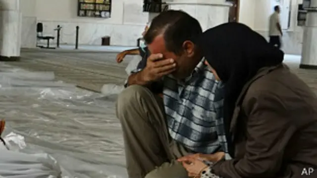 Familiares de las víctimas del ataque del miércoles en un suburbio de Damasco