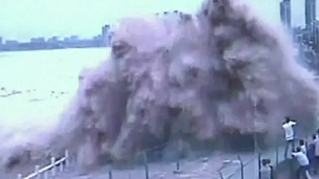 Onda gigante na China, em Haining. Foto: reprodução de TV