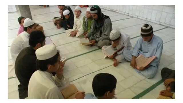 यहाँ पढ़ने वाले 120 में से 40 छात्र यहाँ के स्थानीय निवासी हैं. इनमें से ज्यादातर की उम्र 10 से 18 साल के बीच है.