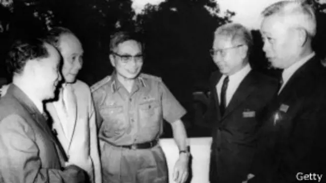 Các lãnh đạo cộng sản Hoàng Quốc Việt, Võ Chí Công, Song Hào và Trần Nam Trung (Mặt trận Giải phóng) cùng ông Nghiêm Xuân Yêm, Tổng thư ký đảng Dân chủ hôm 20/11/1975 ở Sài Gòn
