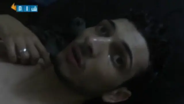 Hombre con ojos vidriosos y aparentemente congelado