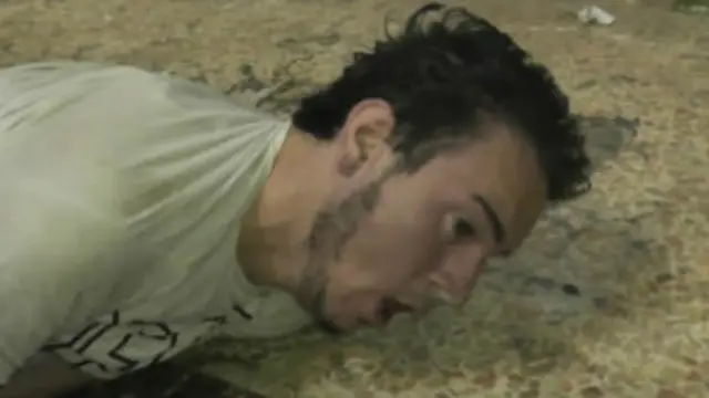 Hombre con convulsiones en el piso