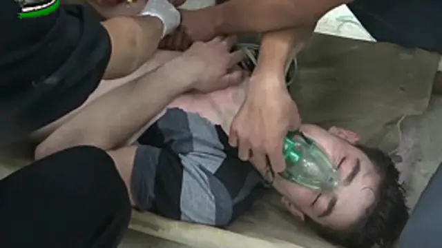 Hombre con mascarilla de oxígeno