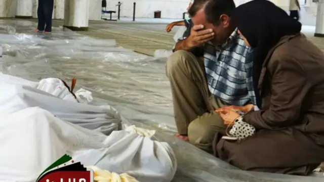 शवों के पास रोते-बिलखते लोग