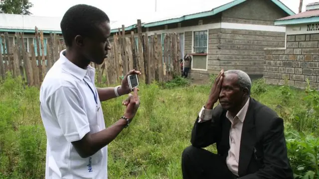 Hombre siendo examinado con la aplicación Peek.