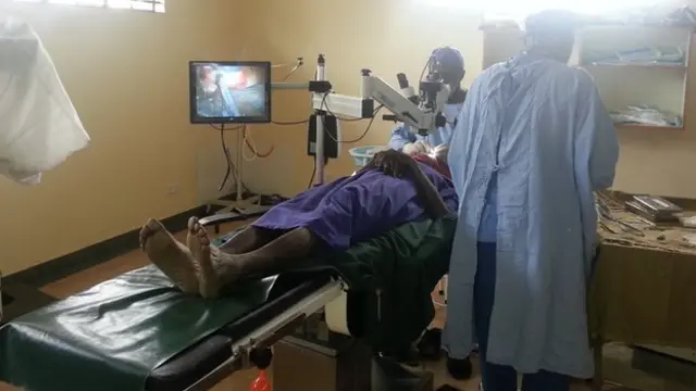 Persona sometida a una operación oftalmológica en Kenia.