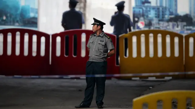 星期五（23日）早晨，在济南中级人民法院大门外站岗执勤的警察迎来了薄熙来受贿、贪污、滥用职权案庭审的第二天。