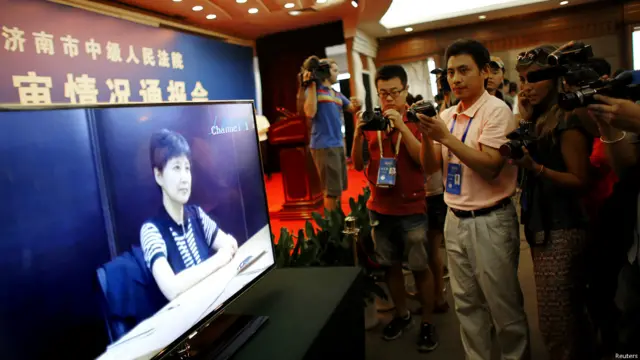 济南中院通过官方微薄，在中午12点左右发布了最高检在8月10日审问薄谷开来时的录像证词。这段视频证词长约11分3秒。主要介绍了薄谷来开、薄熙来与徐明等人的交往关系。 