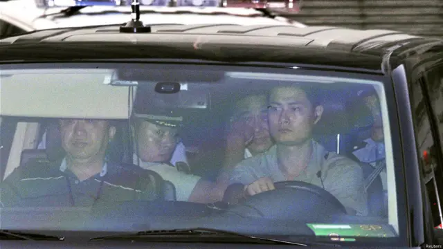 周五下午，审判长宣布休庭。周六上午 8 时30分庭审继续进行。薄熙来乘坐的黑色警车驶离济南中院，坐在后排的薄熙来看上去神态比车上其他人放松自如。 