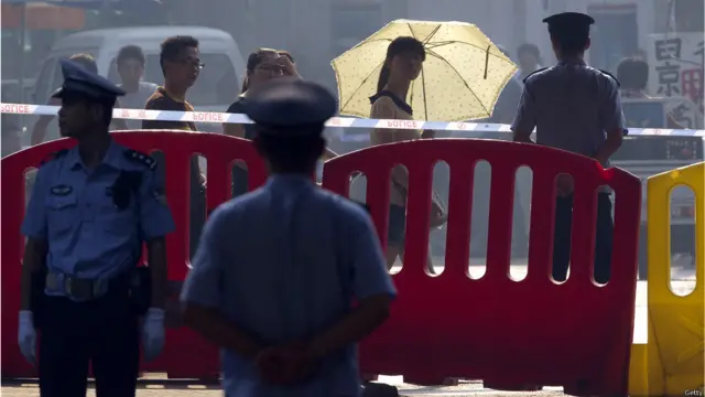 在济南中院大门外的过往行人时不常地向法院大楼张望。不少当地民众对薄熙来受审十分关注。