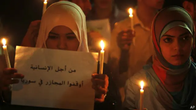 فلسطينيون يتظاهرون ضد الهجمات التي تستهدف المدنيين السوريين