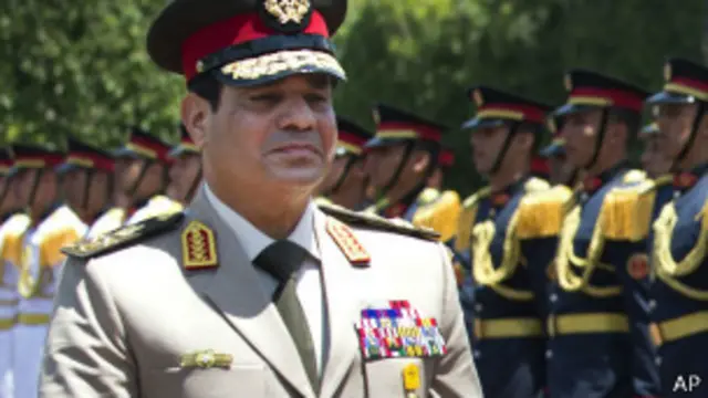 ينفي وزير الدفاع عبد الفتاح السيسي رغبته الترشح للرئاسة