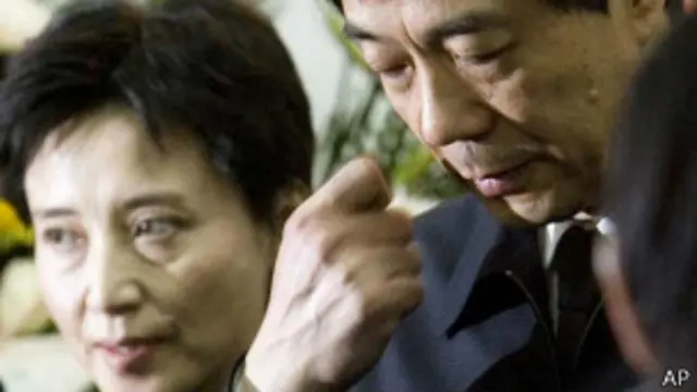 薄熙来(右)与谷开来在薄一波丧礼上(2007年资料图片)