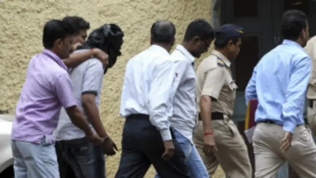 По данным полиции, задержанному 19 лет, он нигде не работает и не учится