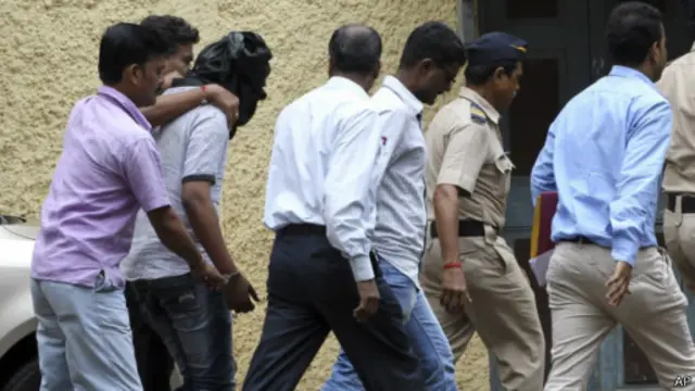 Polisi menangkap tersangka kedua kasus perkosaan seorang jurnalis foto.