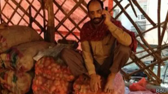 प्याज के ढेर पर बैठा आदमी