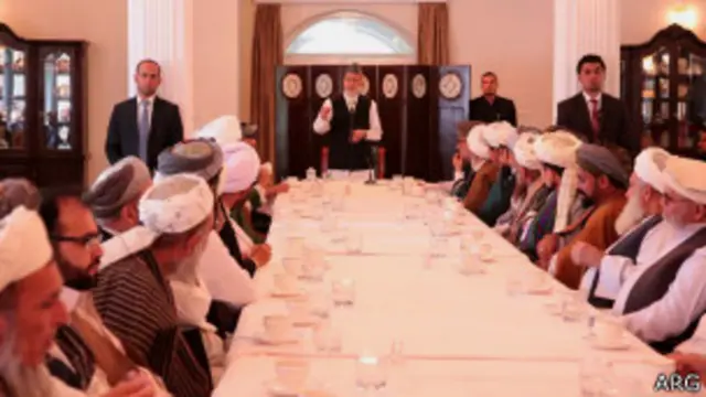 حامد کرزی خطاب به طالبان در دیدار با علما: چرا صدای‎تان را بلند نمی‎کنید که شما نیستید [که این انفجارها و قتلها را انجام می‎دهید]