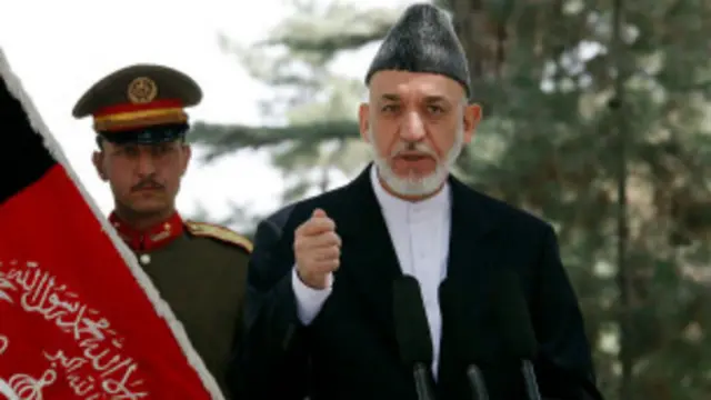 راتلونکې ولسمشريزې ټاکنې د يوې خبري ناستې په ترڅ کې د افغان ولسمشر حامد کرزي د سر سر خبره وه.