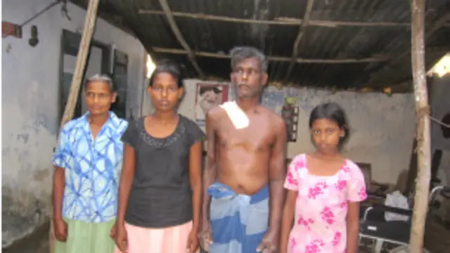 වකුගඩු රෝගයෙන් පෙලෙන කුමාරසිංහ සිය බිරිඳ සහ දියණියන් දෙදෙනා සමඟ 