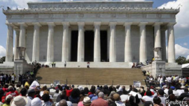نصب إبراهام لينكولن في واشنطن حيث ألقى مارتن لوثر كينغ خطابه قبل 50 عاما