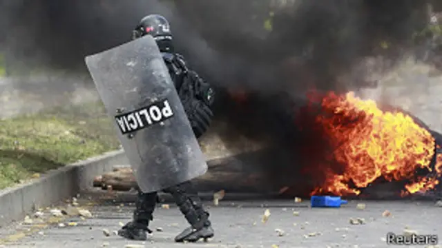 Policía antidisturbios en Colombia