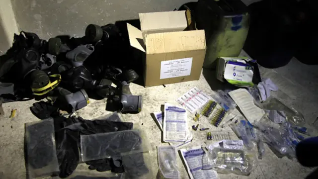 "مواد كيمياوية" تقول الحكومة السورية إن جنودها صادروها من قوات المعارضة في حي جوبر بدمشق