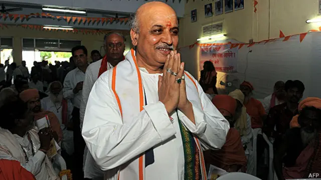 वीएचपी नेता प्रवीण तोगड़िया एहतियातन हिरासत में लिए गए हैं.