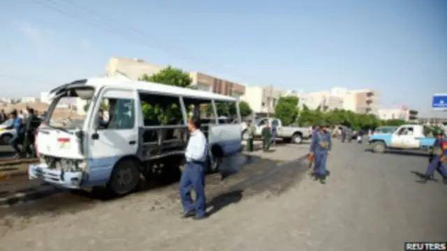 پرسنل نیروی هوایی عازم پایگاهشان در نزدیکی فرودگاه بین‌المللی صنعا بودند