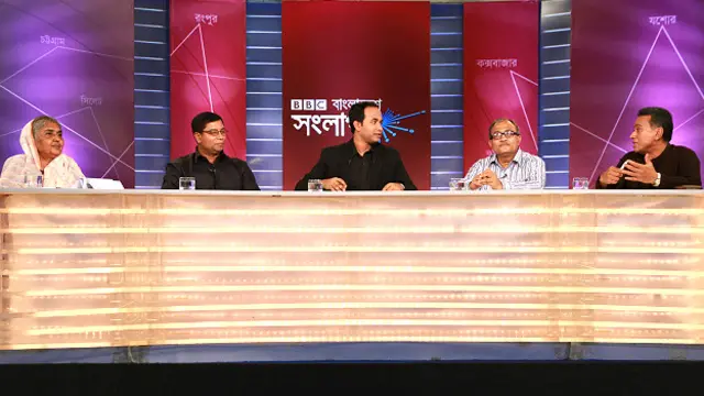 প্যানেল সদস্য বাঁ থেকে : কৃষিমন্ত্রী মতিয়া চৌধুরী, ঢাকা বিশ্ববিদ্যালয় শিক্ষক সমিতির সাধারণ সম্পাদক ড: মামুন আহমেদ, অনুষ্ঠান সঞ্চালক আকবর হোসেন, মানবাধিকার সংস্থা আইন ও সালিশ কেন্দ্রের পরিচালক মোহাম্মদ নুর খান এবং বিএনপি চেয়ারপার্সনের উপদেষ্টা আমির খসরু মাহমুদ চৌধুরী। 