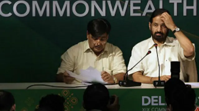 ललित भनोट (बाएं) और सुरेश कलमाड़ी कॉमनवेल्थ घोटाले में जेल जा चुके हैं और फिलहाल ज़मानत पर रिहा हैं.