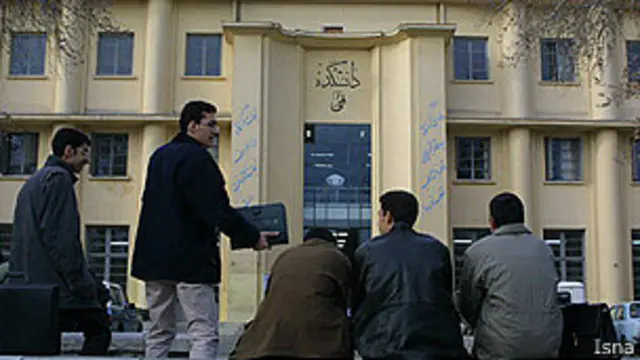 طبق آمار متوسط درصد بیکاری در بین تحصیل‌کردگان دو برابر درصد بیکاری در افرادی با تحصیلات پایین یا بی‌سواد است.