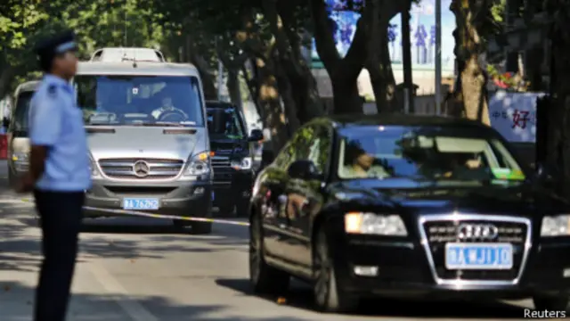 薄熙来乘坐的面包车（后）抵达济南中院