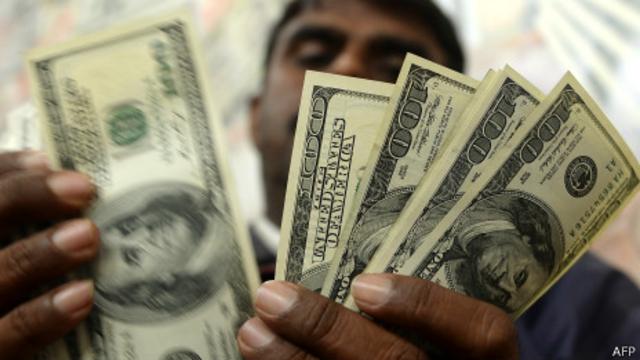 Indiano segura notas de dólar