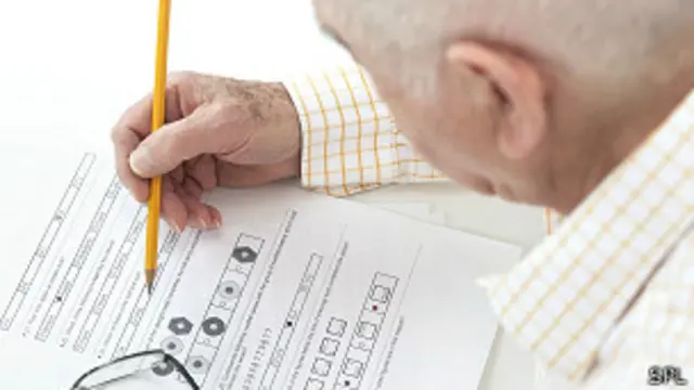 Hombre mayor haciendo una prueba de memoria