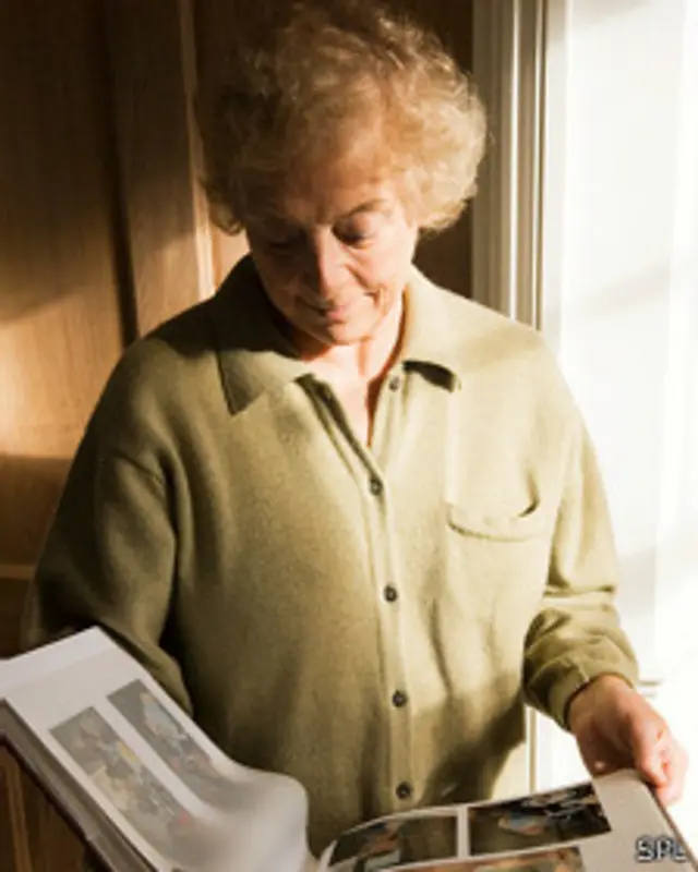 Mujer revisa un album de fotos