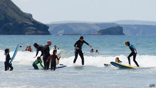 Surfistas na Cornualha - Foto: AFP