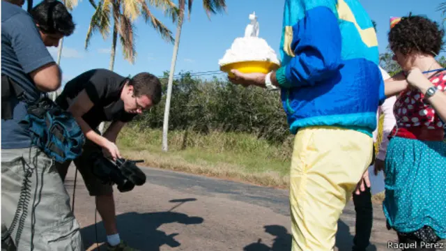 Jóvenes de una productora graban cine independiente en Cuba