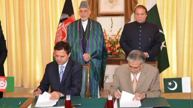 د افغانستان او پاکستان د مالیې وزیرانو حضرت عمر زاخیلوال او محمد اسحاق ډار د ولسمشر حامد کرزي او صدراعظم نواز شریف په حضور کې یوه موافقه لاسلیک کړه.