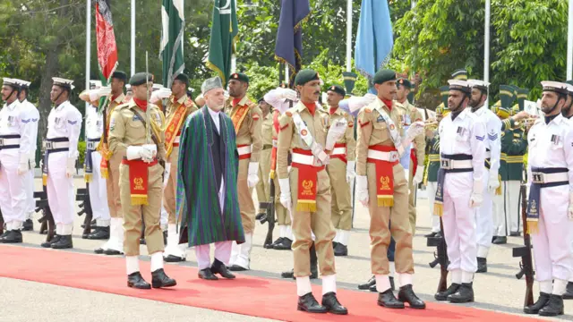 ولسمشر حامد کرزي ته د درناوي لپاره پوځي سلامي وړاندې شوه.