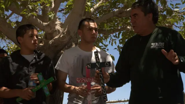 Enrique Morones lidera grupo de estudiantes