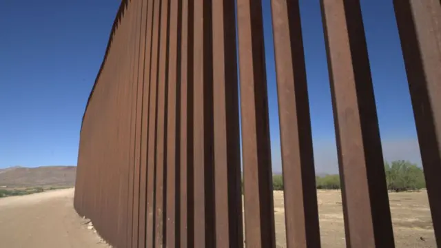 Muro fronterizo a la altura de El Centro, California