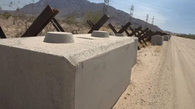 Vallas antivehículos en la frontera a la altura de El Centro, California