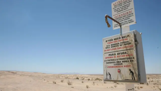 Mástil de agua y alerta roja en el desierto fronterizo