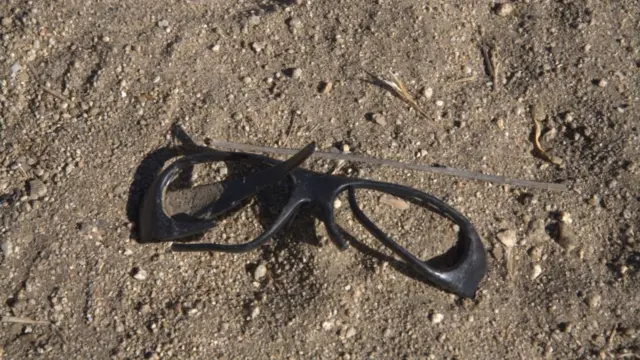Gafas rotas halladas en el desierto