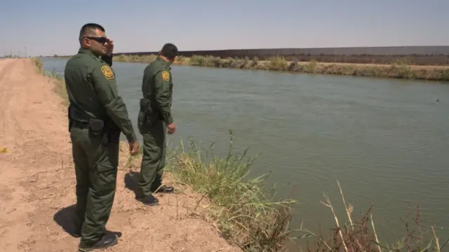 Miembros de la Patrulla Fronteriza junto al Canal All-American
